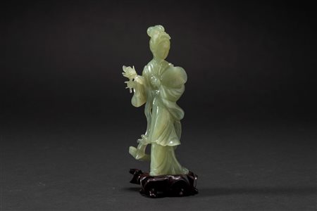 Scultura in giadeite verde chiaro scolpita raffigurante Guanyin, Cina, XX secolo