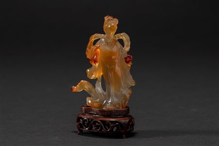 Scultura in agata scolpita raffigurante una Guanyin, insieme ad un'altra in occhio di tigre