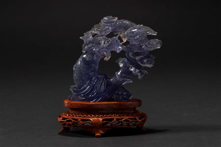 Scultura in pietra dura (fluorite?) di tonalità blu-viola scolpita raffigurante il motivo della "carpa che supera la Porta del Drago”, Cina, XX secolo