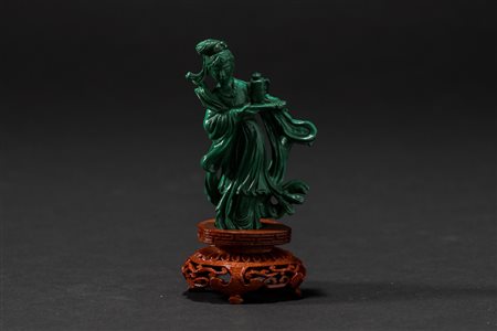 Scultura in malachite scolpita raffigurante Guanyin, Cina: insieme a piccola scultura turchese, 20th Century