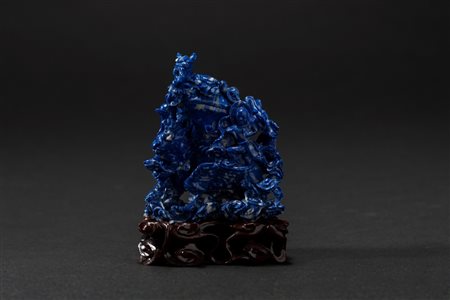 Piccolo vaso scultura o snuff bottle in lapislazzulo scolpito raffigurante drago con figure, Cina, fine XIX secolo / inizi XX secolo