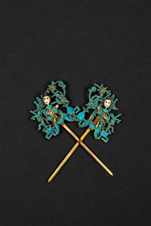 Coppia di spille (tian-tsui) in piuma di martin pescatore azzurre con figure femminili, Cina, XIX secolo