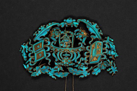 Grande fermaglio a corona con doppia forcina (tian-tsui) decorato con piume di martin pescatore azzurre, Cina, XIX secolo