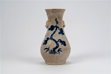 Vaso in porcellana a fondo craquelé con smalto blu sotto vetrina, Cina, 17th / 18th century