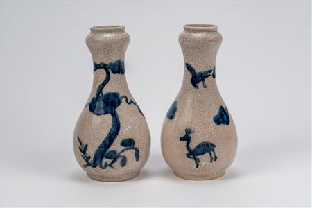 Coppia di vasi in porcellana "garlic shape" a fondo craquelé con smalto blu sottovetrina, Cina