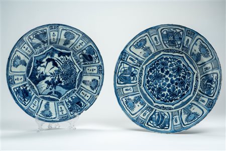 Due piatti in porcellana bianca e blu “Kraak”. Cina, fine secolo XVII – inizio secolo XVIII