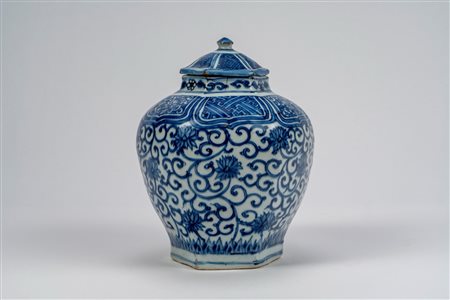 Vaso esagonale a costole con coperchio in porcellana bianco-blu con scene di uccelli e paesaggio Cina, dinastia Ming–Qing, XVII secolo