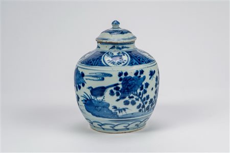 Vaso con coperchio in porcellana bianco-blu con scene di uccelli e paesaggio Cina, dinastia Ming–Qing, XVII secolo