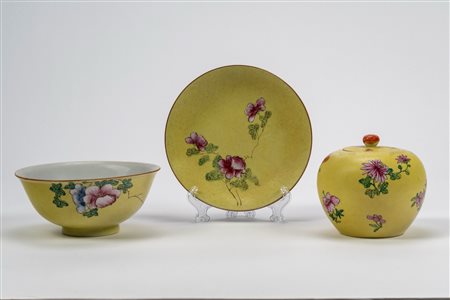 Gruppo di tre porcellane composto da piatto, ciotola e potiche a sfondo giallo limone e inciso con motivo a viticcio anhua, decoro a smalti famiglia rosa, Cina dinastia Qing