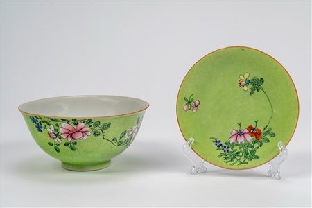 Gruppo di due porcellane composto da piatto e ciotola a sfondo lime e inciso con motivo a viticcio anhua, decoro a smalti famiglia rosa, Cina dinastia Qing, possibly late Qianlong period / Jiaqing period