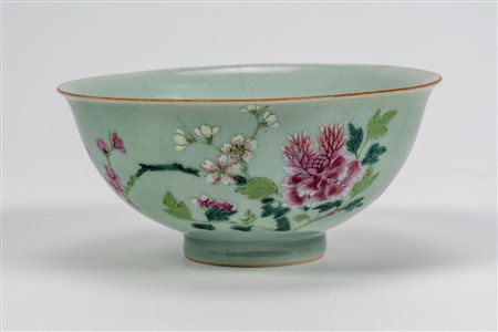 Ciotola in porcellana famiglia rosa a fondo celadon, Cina, dinastia Qing