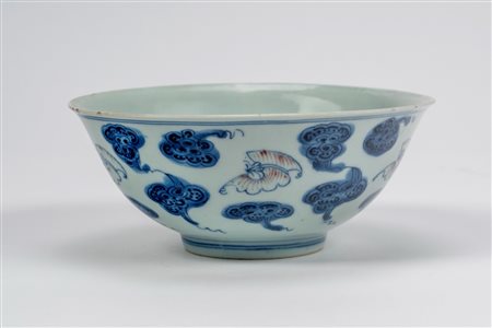 Ciotola in porcellana bianca con blu e rosso sottovetrina con lingzhi e farfalle, Cina, dinastia Qing