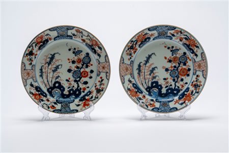 Coppia di piatti in porcellana in stile "Imari", Cina, dinastia Qing, epoca Qianlong