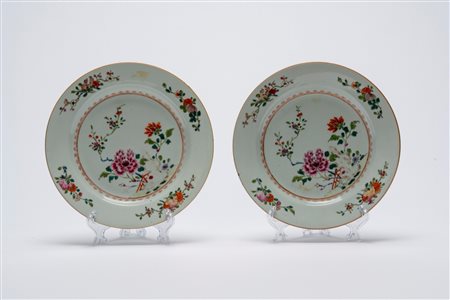 Coppia di piatti in porcellana cinese famille rose, dinastia Qing, periodo Qianlong (1736–1795)