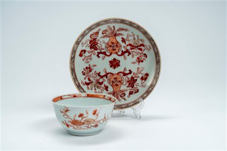 Tazzina con piattino in porcellana con decoro rosso ferro e oro a vasi  con rami di foglie e fiori. Cina, secolo XVIII