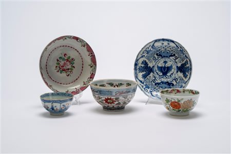 Gruppo in porcellana composto da tre coppette e due piattini, varie provenienze ed epoche