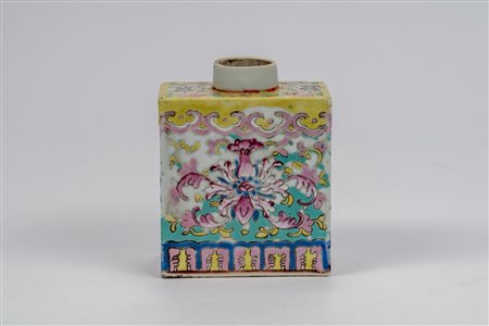 Piccolo contenitore per tè in porcellana famille rose a corpo prismatico, Cina, dinastia Qing, XVIII–XIX secolo