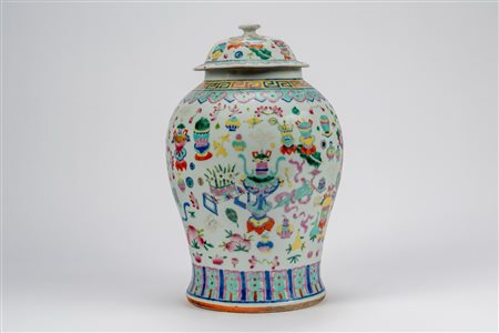 Vaso con coperchio in porcellana famille rose con vasi e oggetti da studio, Cina, XIX secolo
