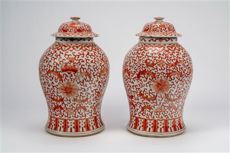 Coppia di vasi a balaustro con coperchio in porcellana, decoro in rosso ferro, Cina, tarda dinastia Qing