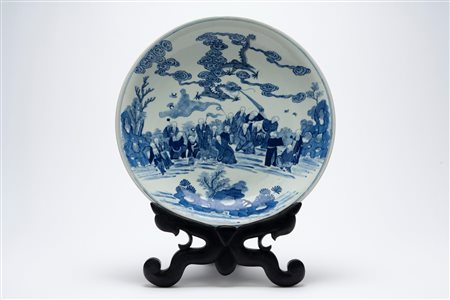 Grande piatto in porcellana bianca e blu, raffigurante i Diciotto Arhat, Cina, Dinastia Qing, 19th Century