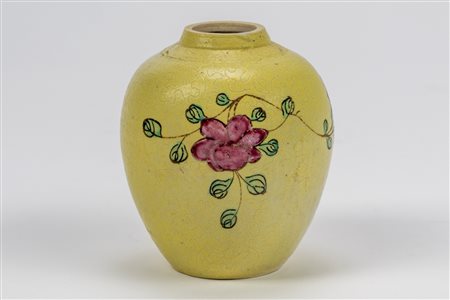 Piccolo vaso famiglia rosa a sfondo giallo limone, con volute anhua, Cina dinastia Qing