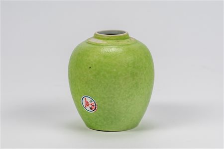 Piccolo vaso famiglia rosa a sfondo verde mela, con volute anhua, Cina dinastia Qing