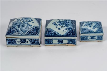 Gruppo di tre scatole porta inchiostro in porcellana bianca e blu, Cina, XIX secolo