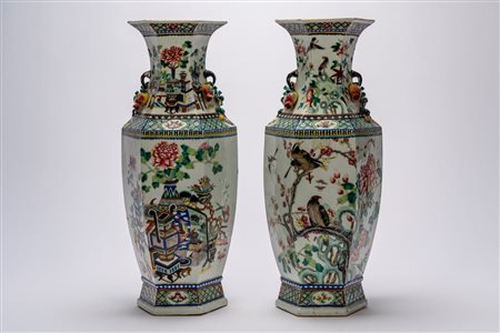 Bella coppia di grandi vasi esagonali in porcellana Famiglia Rosa, Cina, fine secolo XIX / inizi XX