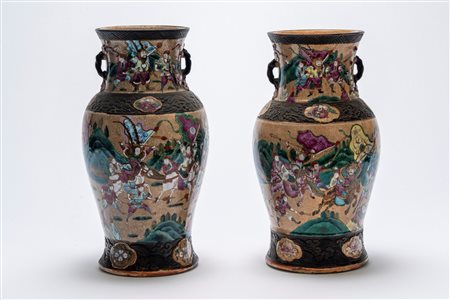 Coppia di vasi craquelé tipo Nanking  con scene di battaglia, Cina, tarda dinastia Qing