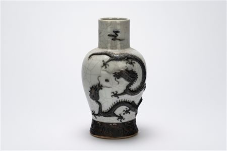 Vaso in porcellana Guan-type a fondo bianco con draghi neri in rilievo, in stile Nanking, Cina, dinastia Qing, periodo Guangxu (1875-1908)