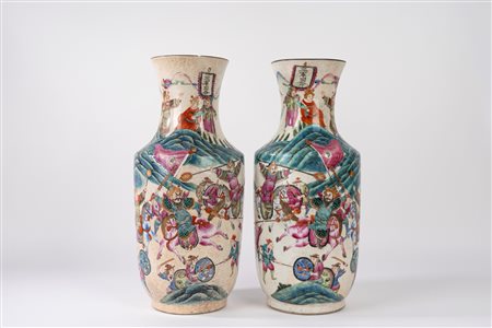 Bella coppia di vasi in porcellana policroma in stile Nanking, Cina, fine XIX secolo