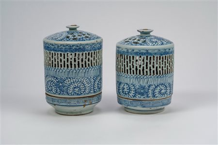 Due grandi lanterne in porcellana bianca e blu, Cina, Tarda dinastia Qing / Periodo della Repubblica