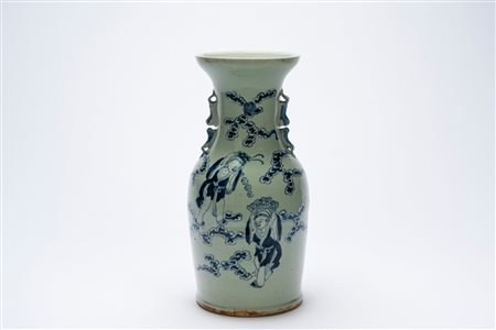 Vaso in porcellana bianco‑blu con figure, sfondo celadon, Cina, XX secolo
