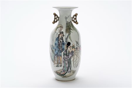 Vaso in porcellana decorato a smalti policromi e iscrizione calligrafica, con manici stilizzati, Cina, Periodo della Repubblica