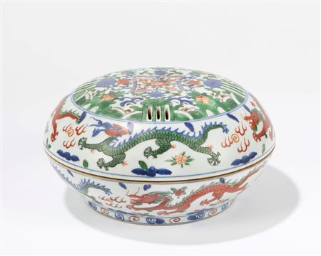 Scatola in porcellana "Wucai" con coperchio, China, Republic Period (1912-1949)