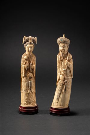 Coppia di dignitari in avorio abbelliti con piccoli castoni rossi e turchesi, Cina, tarda dinastia Qing