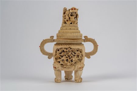 Imponente incensiere in avorio intagliato con coperchio e cane di Pho, Cina, tarda dinastia Qing