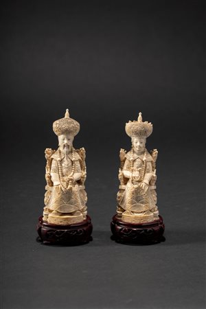 Coppia di figure in avorio raffiguranti imperatore e imperatrice in trono, Cina, prima metà XX secolo