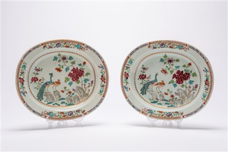 Coppia di piatti ovali in porcellana, decorati nei toni della famiglia rosa in stile export Qianlong, Giappone, periodo Meiji, seconda metà XIX secolo
