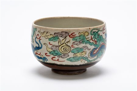 Ciotola in stile wucai in porcellana decorata con draghi a smalti policromi e fondo marrone, Giappone, periodo Meiji, XIX secolo
