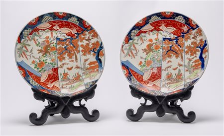 Coppia di piatti da parata Imari, dipinti in policromia nei tipici colori blu cobalto sotto smalto, iron-red e accenti dorati su fondo bianco, Giappone, periodo Meiji, fine XIX secolo
