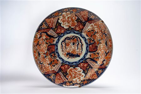 Grande piatto da parata in porcellana Imari, dipinta in policromia a ferro rosso, blu sotto coperta e oro, Giappone, periodo Meiji, fine XIX secolo
