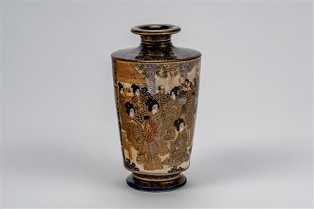 Piccolo vaso Satsuma a fondo blu con geishe,  Giappone, periodo Meiji