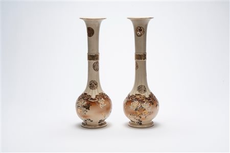 Coppia di vasi in porcellana giapponese, decorazione in stile Satsuma, Giappone, periodo Taishō, ca. 1920.