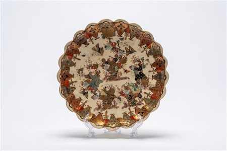 Bel piatto a crisantemo in ceramica Satsuma con bambini e farfalle, periodo Meiji, fine XIX secolo. Giappone, periodo Meiji