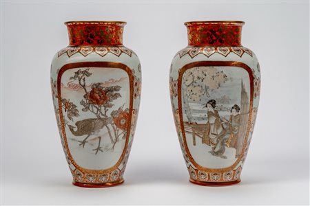 Elegante coppia di vasi in porcellana Kutani nei toni oro e rosso corallo, Giappone, periodo Meiji, 1840-1920