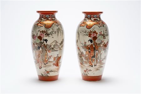 Elegante coppia vasi in porcellana, Giappone, periodo Meiji