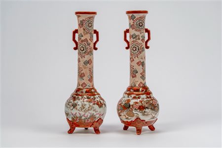 Bella coppia di vasi Kutani a collo lungo, nei toni in rosso ferro e oro, Giappone, periodo Meiji, late 19th century / early 20th century
