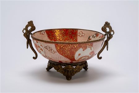 Elegante ciotola in porcellana Kutani, decorata con smalti rosso e oro a motivi autunnali, con montatura in bronzo dorato (ormolu), periodo Meiji – fine XIX secolo