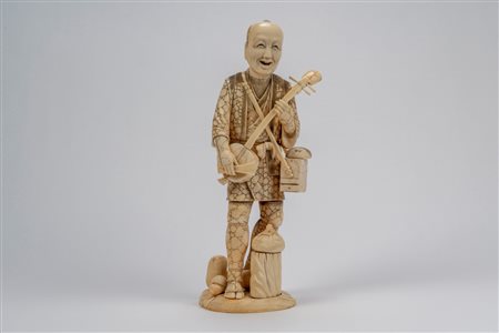 Grande okimono in avorio di suonatore ambulante di shamisen, firmata, Giappone, epoca Meiji (1868–1912)